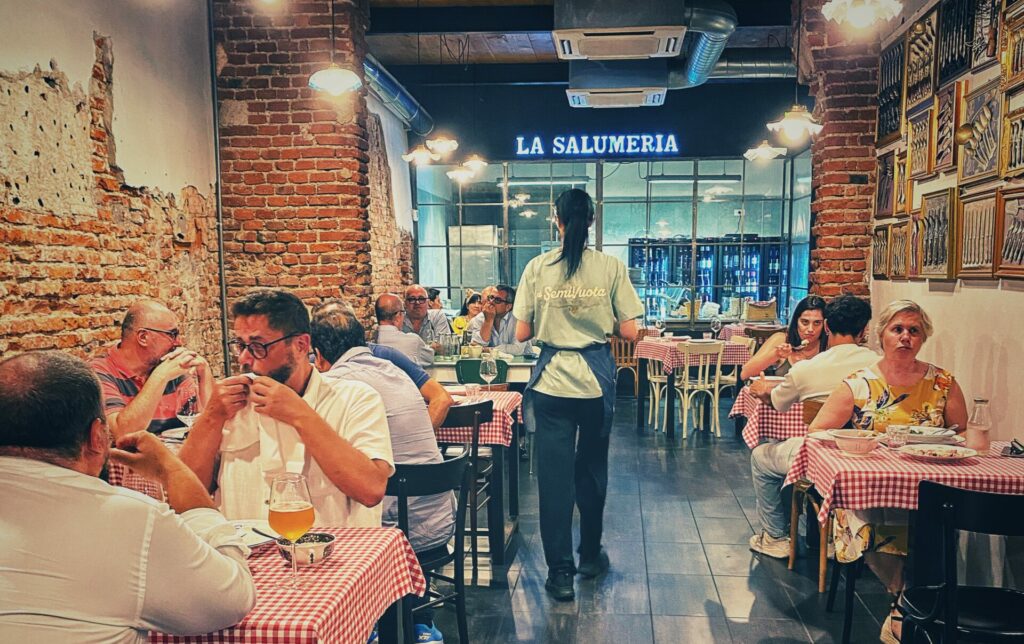 Dopo le vacanze estive, una cena milanese è l’ideale per riprendere la routine. All'Osteria La Semivuota, i 